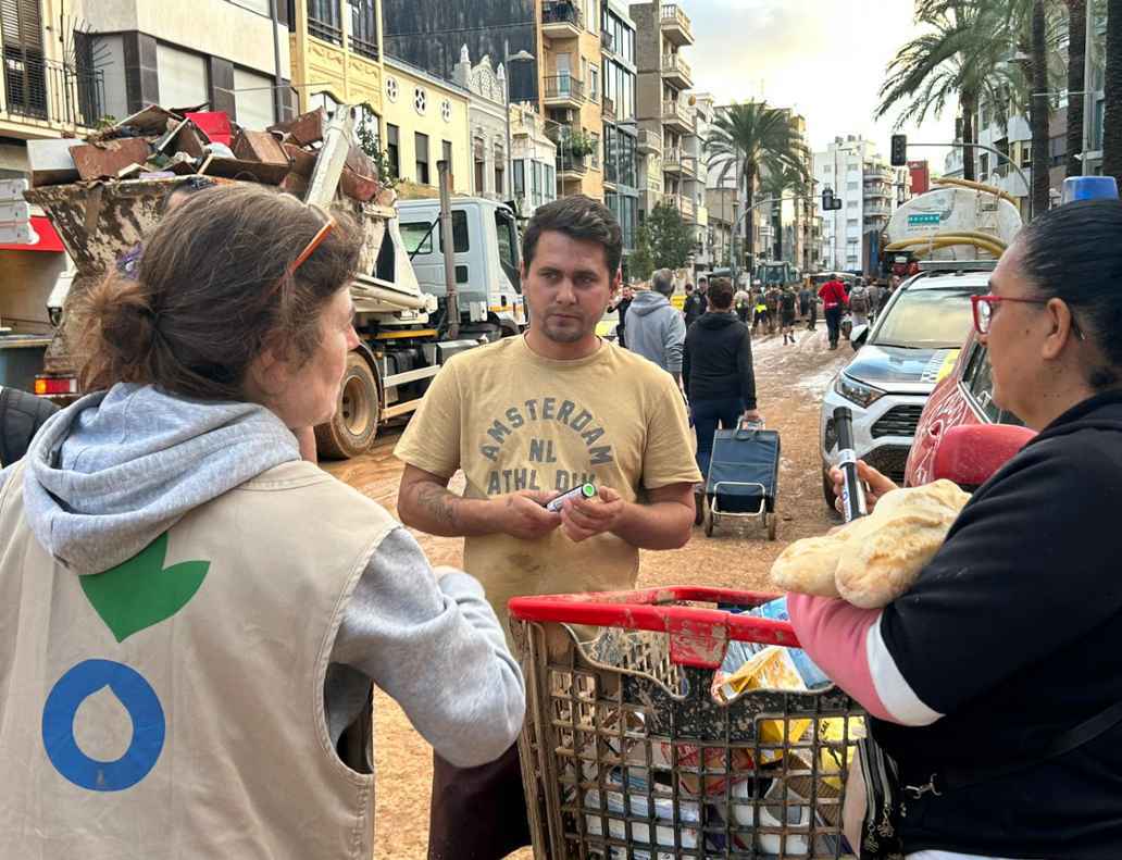 Reparto de linternas.