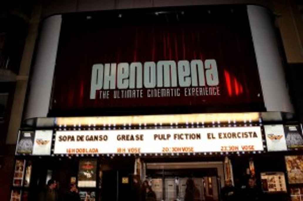 Fachada del cine Phenomena.